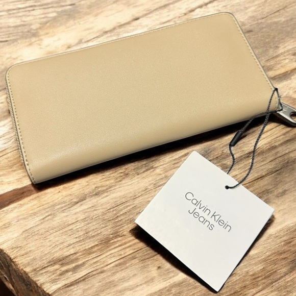 Sculpted Impression Zip Wallet CALVIN KLEIN - Picture 3 of 4